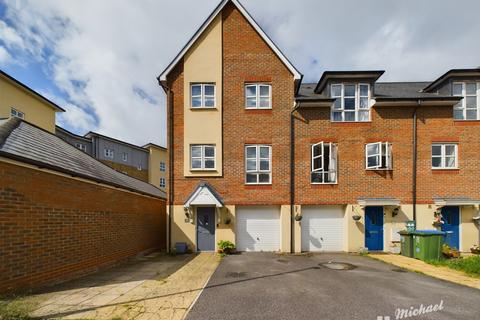 3 bedroom townhouse for sale, Fuggle Drive, Aylesbury