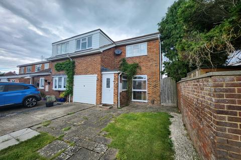 3 bedroom semi-detached house to rent, Canberra Road Worthing BN13