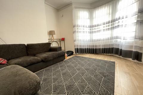 2 bedroom maisonette for sale, Rosslyn Crescent, Harrow HA1