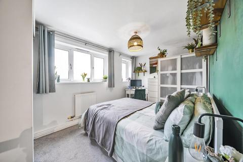 1 bedroom flat for sale, St James's Drive, Balham