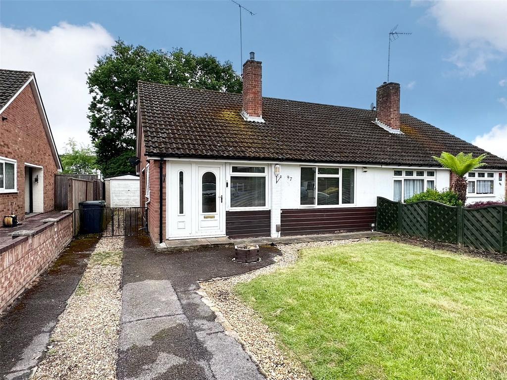 Hazel Road, Mytchett, Camberley... 2 bed bungalow £1,350 pcm (£312 pw)