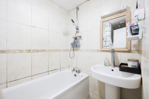 2 bedroom flat for sale, Station Road, Addlestone KT15