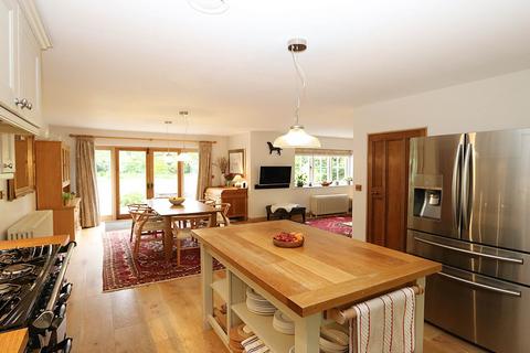 4 bedroom detached house for sale, Upper Basildon - highly sought after location