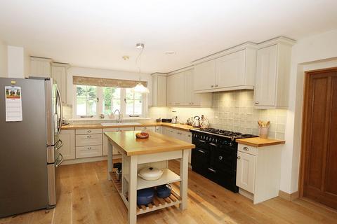 4 bedroom detached house for sale, Upper Basildon - highly sought after location