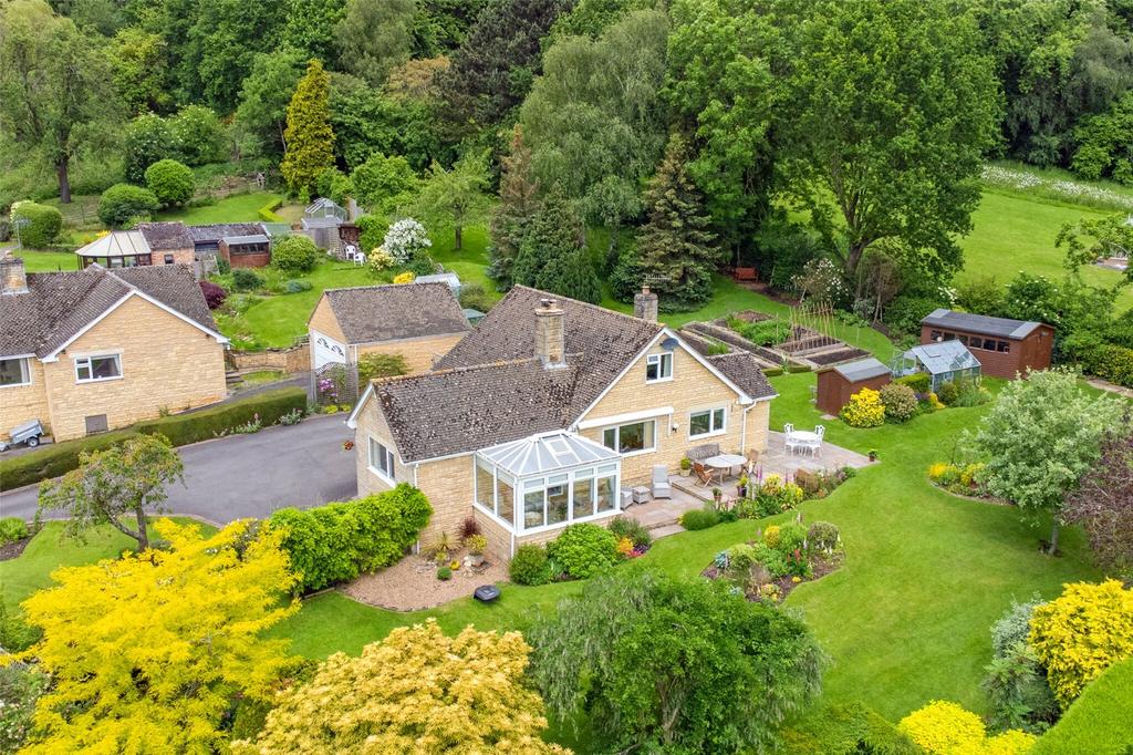Cottons Lane, AshtonUnderHill... 3 bed bungalow for sale £625,000
