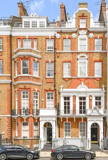 Pont Street, London