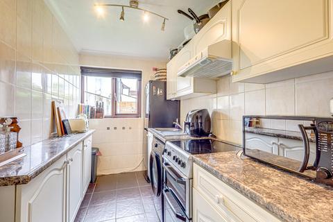 2 bedroom apartment for sale, Queens Avenue, Leigh-on-Sea, SS9
