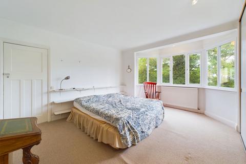 16 The Drive, Edgware, HA8 8PT