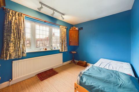 16 The Drive, Edgware, HA8 8PT