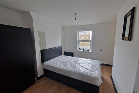 Studio to rent, Vicarage Lane, London E15