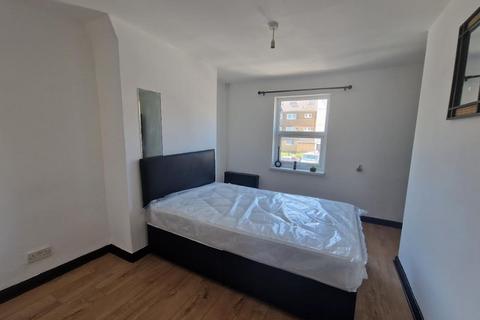 Studio to rent, Vicarage Lane, London E15