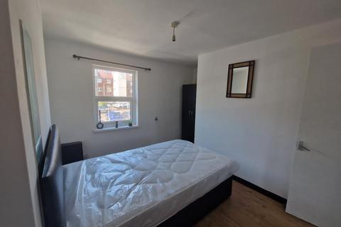 Studio to rent, Vicarage Lane, London E15