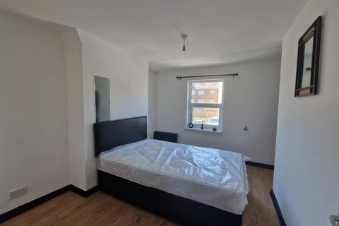 Studio to rent, Vicarage Lane, London E15