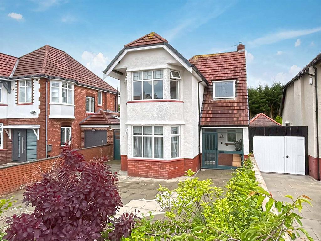 Henley Drive, Southport PR9 3 bed detached house £425,000