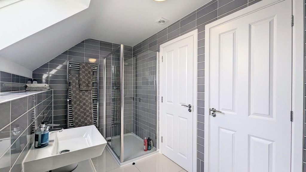 Family Bathroom / Bedroom 4 En-suite