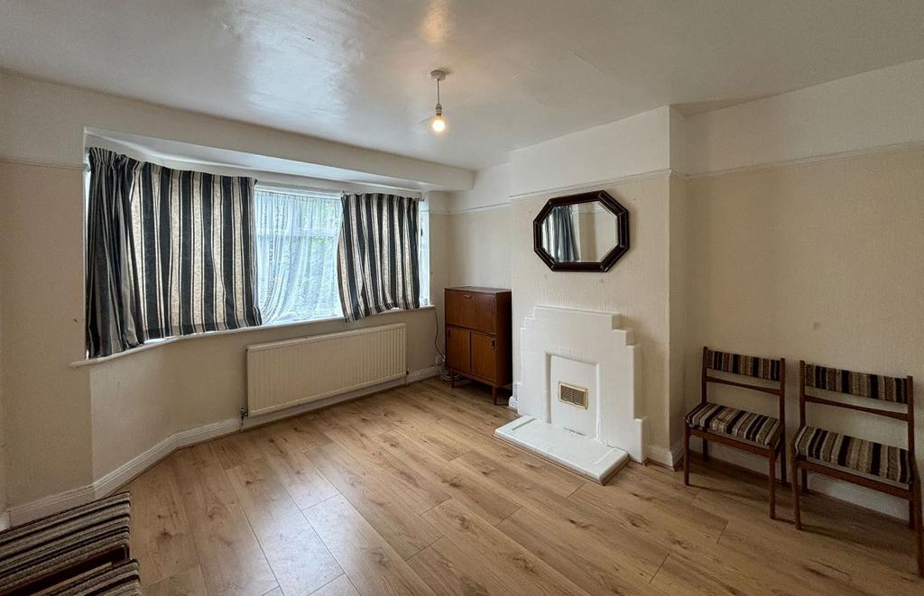 29 Connell Crescent, Ealing, London... 2 bed flat £110,000