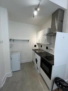 Studio to rent, Junction Road, Romford RM1