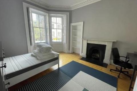 3 bedroom flat to rent, 2075L – Forrest Road, Edinburgh, EH1 2QH