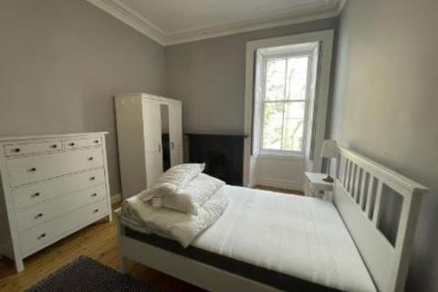 3 bedroom flat to rent, 2075L – Forrest Road, Edinburgh, EH1 2QH