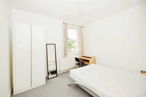 2 bedroom apartment to rent, Woodlands Road Redhill RH1