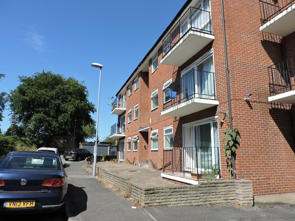 Gayton Court, Wickham Close, New... 2 bed apartment to rent - £1,650 ...