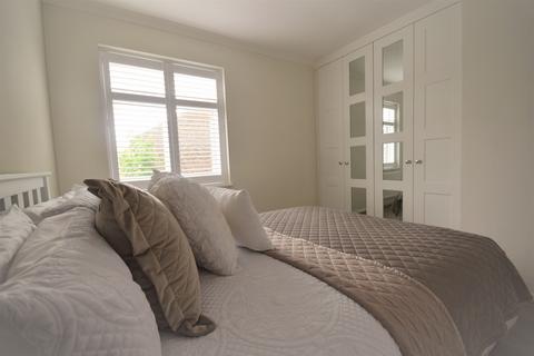 2 bedroom terraced house to rent, Winters Croft Gravesend DA12