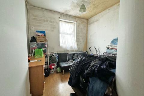 2 bedroom flat for sale, Wallington Road, Ilford, Essex, IG3