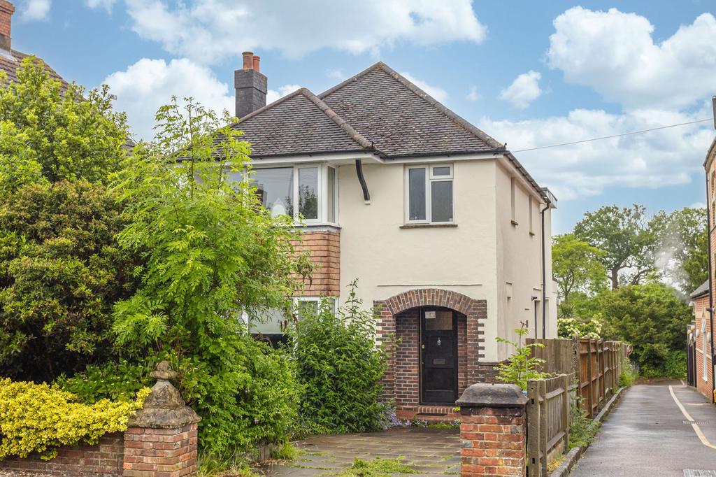 Moat Road, East Grinstead RH19 3 bed detached house for sale £550,000
