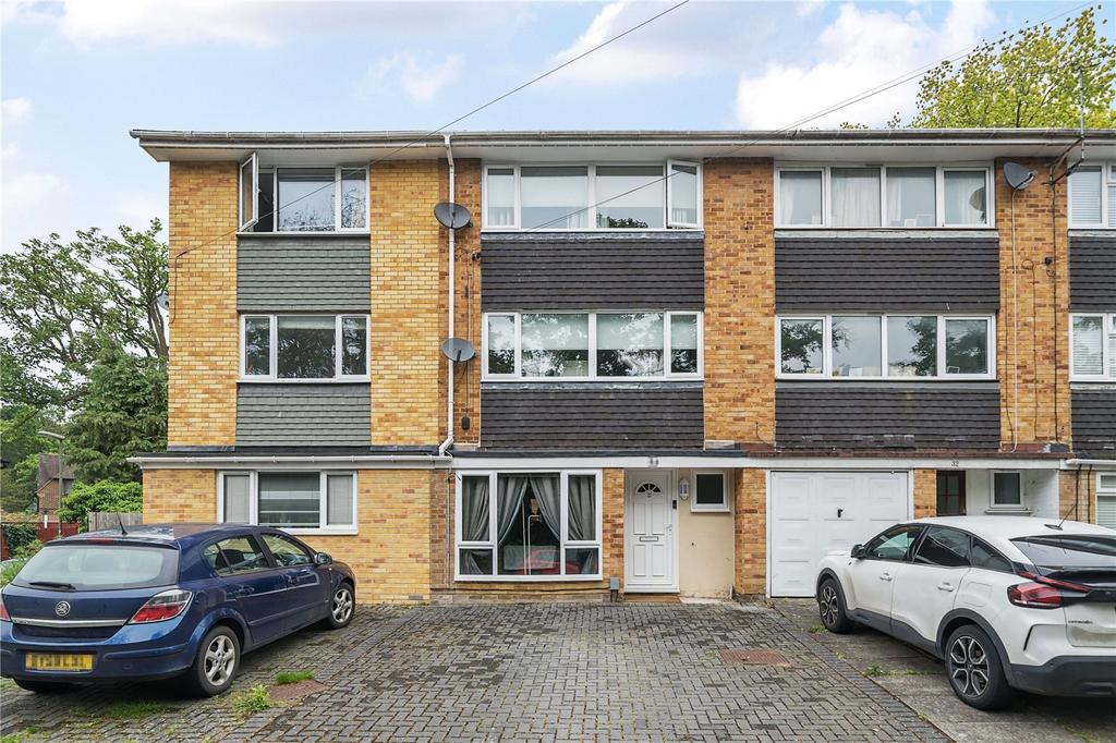 Frimley, Camberley GU16 4 bed terraced house for sale £425,000