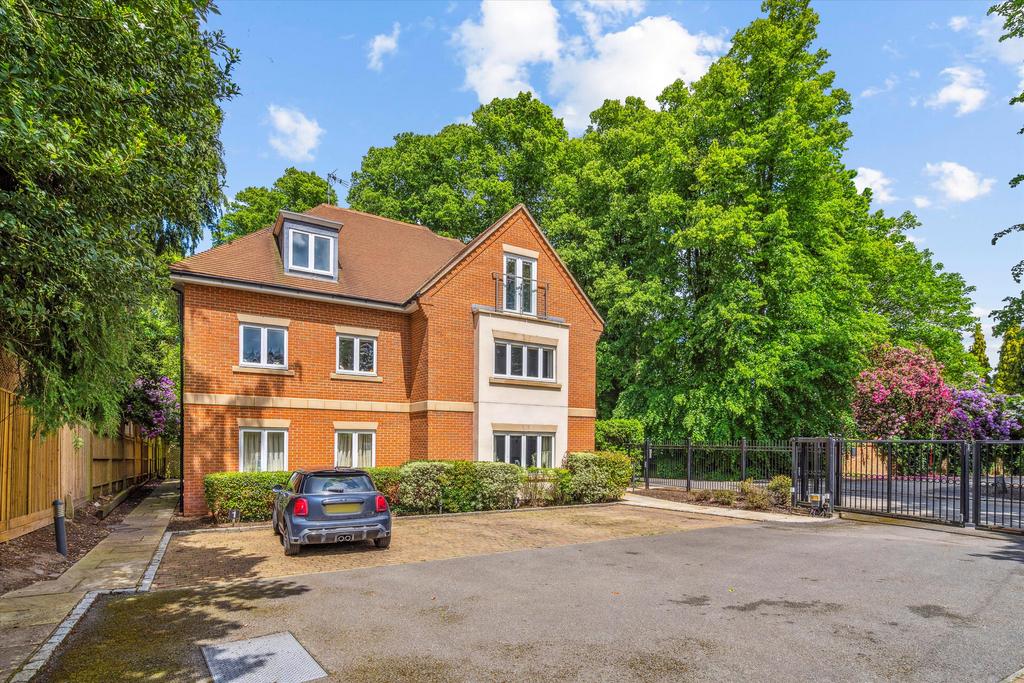 South Lodge, London Road, Ascot... 3 bed flat for sale - £950,000