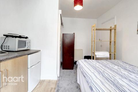 Studio to rent, Prince Road, London