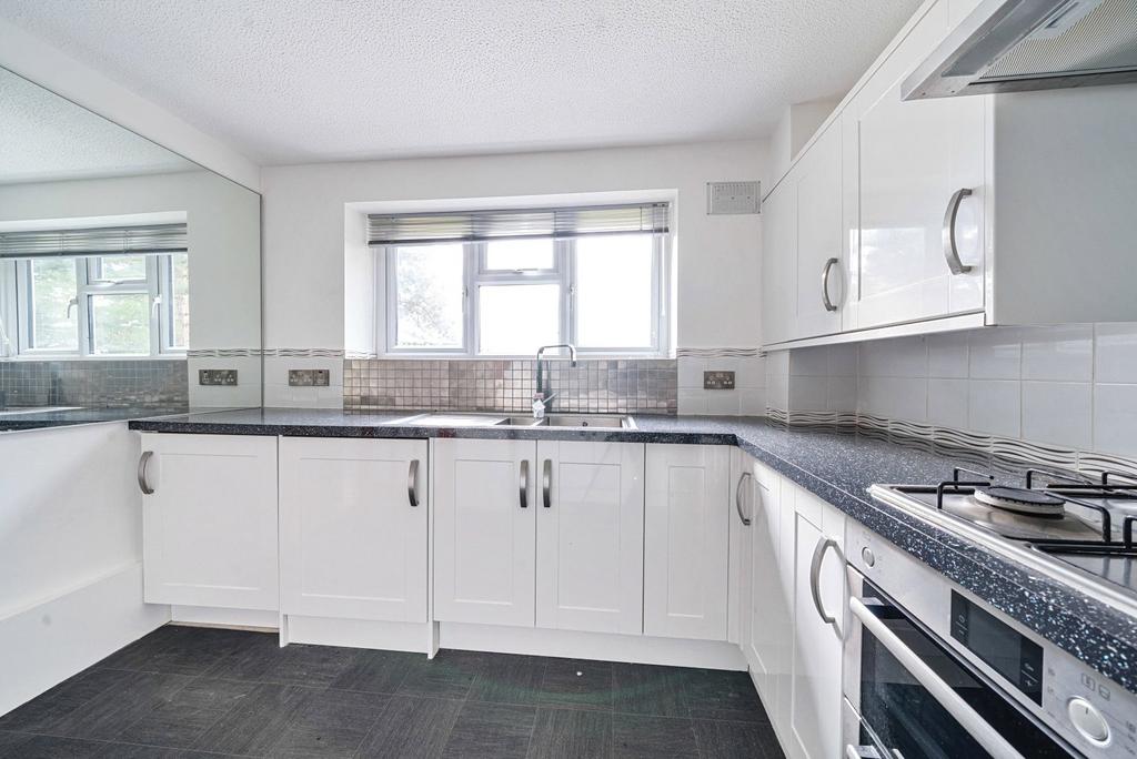 St. Road, Farnham, GU9 2 bed flat for sale £300,000