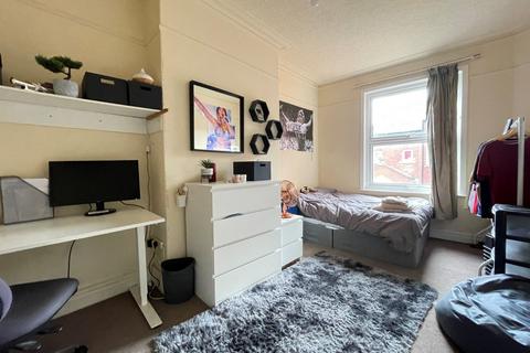 4 bedroom house to rent, Blenheim Square, Leeds, LS2