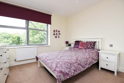1 bedroom flat to rent, Sundial Court, Barnsbury Lane, Tolworth, KT5