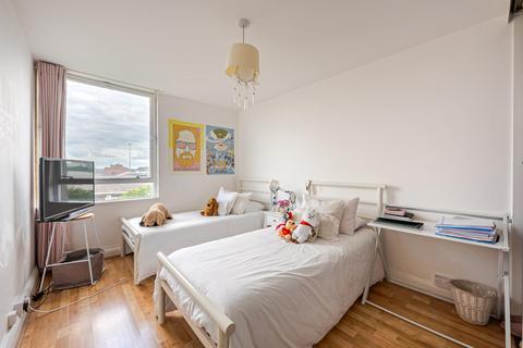 2 bedroom flat for sale, Bramlands Close, London SW11