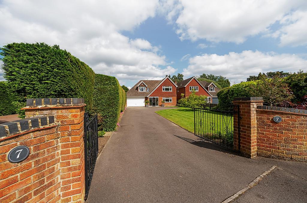 Pine Drive, Wokingham RG40 4 bed detached house for sale £895,000