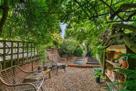 1 bedroom flat for sale, East Hill, London