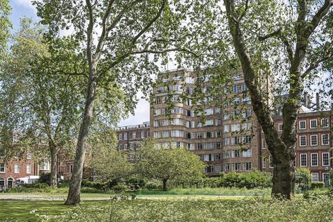 Studio to rent, Charterhouse Square, Clerkenwell, London, EC1M