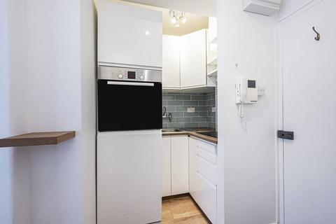 Studio to rent, Charterhouse Square, Clerkenwell, London, EC1M