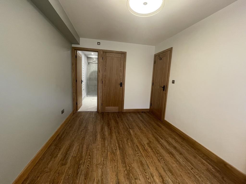 Master Bedroom (2)