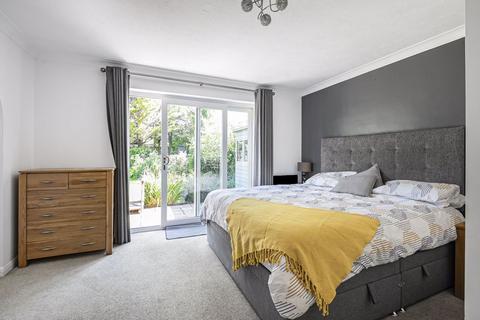 6 Lang Close, Fetcham, Leatherhead, KT22 9NL