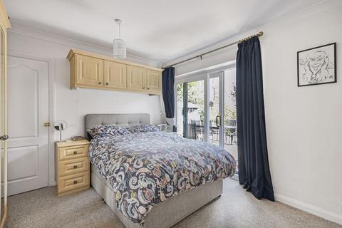 6 Lang Close, Fetcham, Leatherhead, KT22 9NL