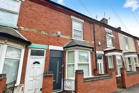 5 bedroom terraced house to rent, Lace Street, NG7