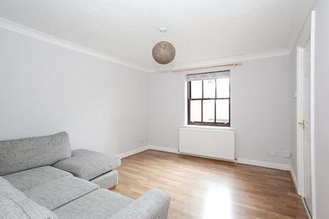 2 bedroom flat to rent, Henrys Grant