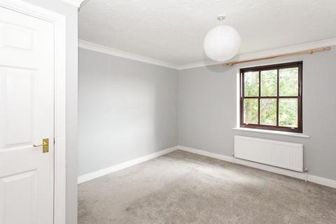 2 bedroom flat to rent, Henrys Grant