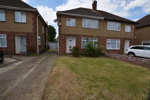 3 bedroom semi-detached house to rent, Hillary Road, Slough