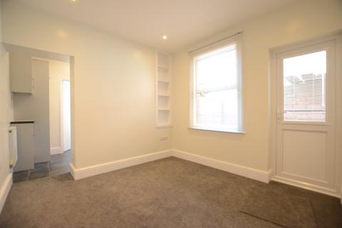 2 bedroom apartment to rent, Ground Floor Flat, Basingstoke Road, Reading