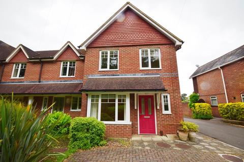 3 bedroom end of terrace house to rent, Woodland Gardens, Hindhead