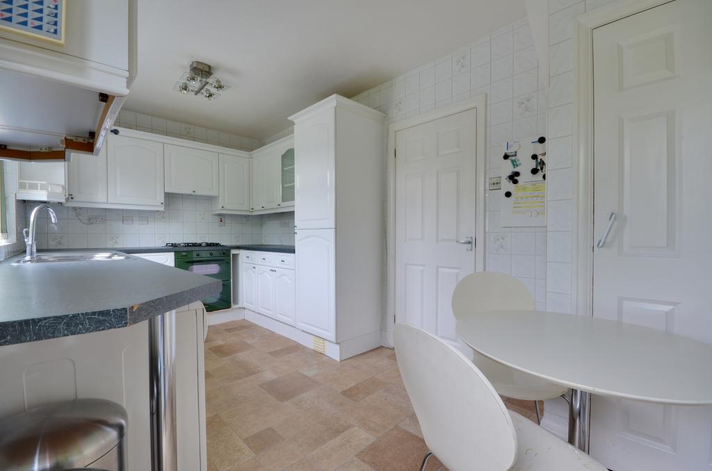 Castle Avenue, West Drayton... 2 bed terraced house £1,700 pcm (£392 pw)