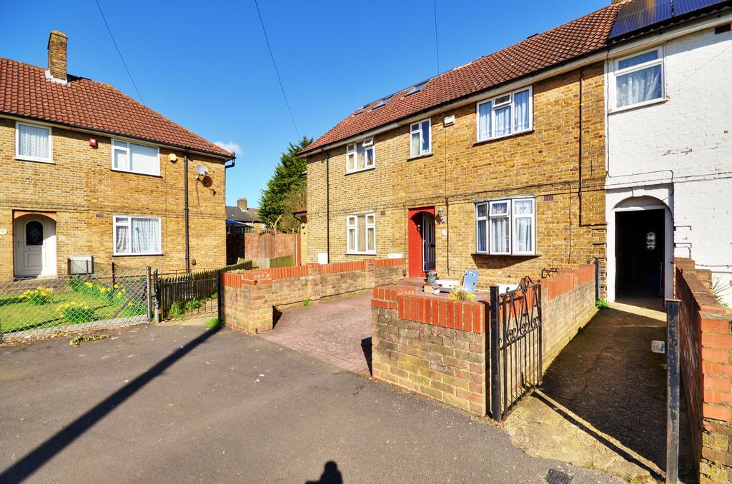 Castle Avenue, West Drayton... 2 bed terraced house £1,700 pcm (£392 pw)